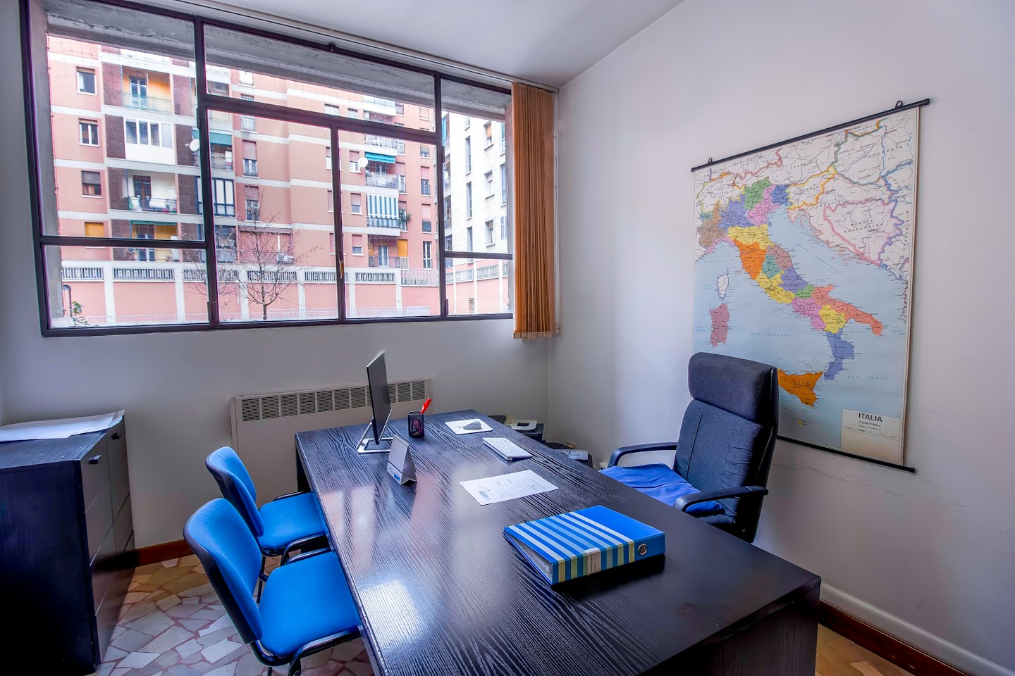 Ufficio moderno con sedia e scrivania blu.