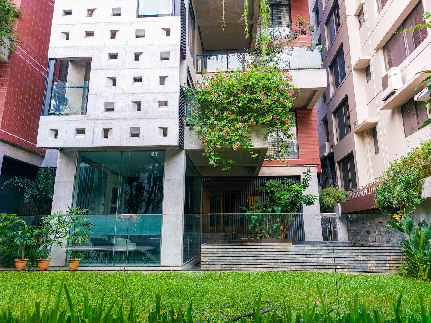 Moderni edifici a più piani con facciate in cemento, mattoni e beige.